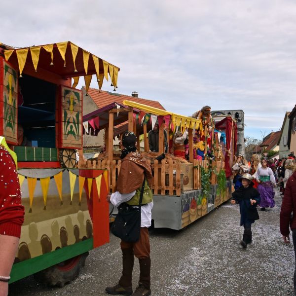 Chars défilant pour le carnaval